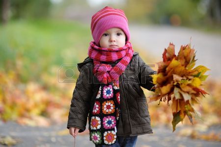 Im Laub toben: Spielideen für den Herbst