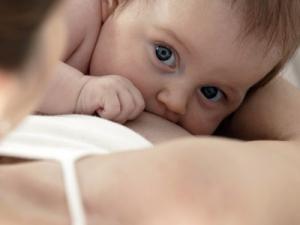Liegt ein (fiebriger) Milchstau vor, sollten Mütter ihre Brust regelmäßig massieren und das Baby öfter anlegen als normal.